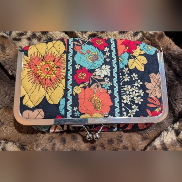 Vera Bradley Cosmetic Bag With Kiss Lock - Pattern Is Happy Snails - Picture 2 of 8